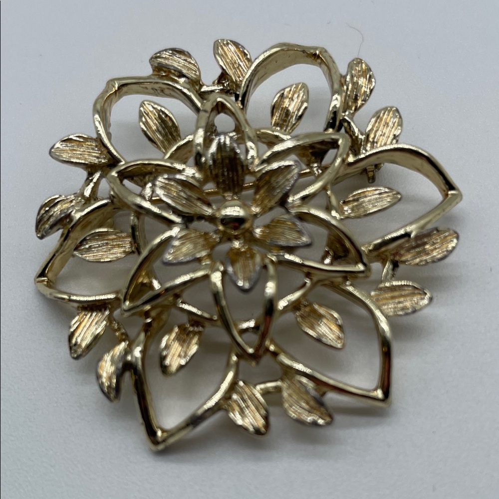 Sarah Coventry Gold Tone Floral Brooch